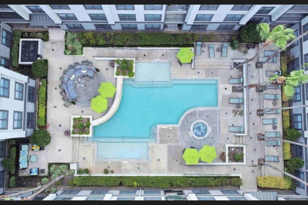 Luxury 1Bedroom/Pool View/ Galleria W/Study Desk Хьюстон Экстерьер фото